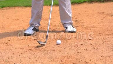慢速高尔夫球手在沙坑上击球<strong>挥杆</strong>高尔夫球